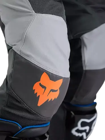 Detailaufnahme vom Kniebereich der Offroad-Hose Fox Ranger Air mit farbigem Fox-Logo.
