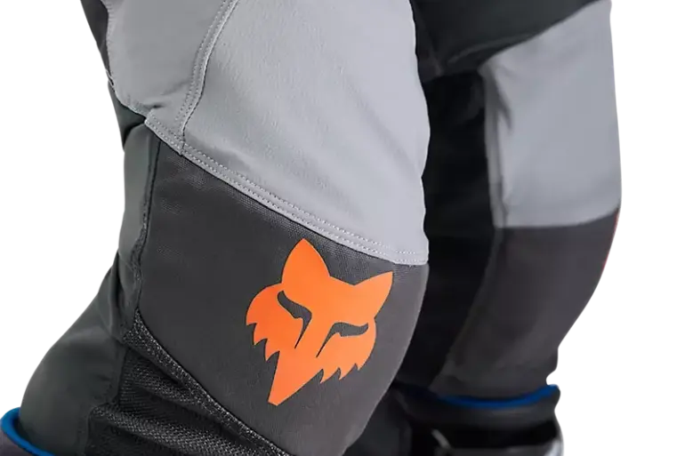 Detailaufnahme vom Kniebereich der Offroad-Hose Fox Ranger Air mit farbigem Fox-Logo.