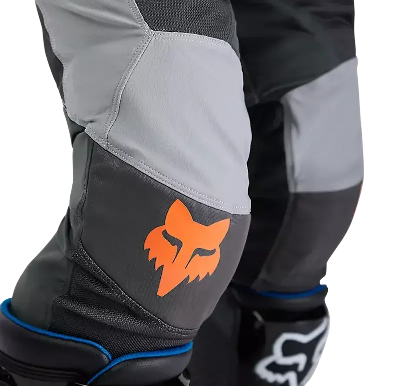Detailaufnahme vom Kniebereich der Offroad-Hose Fox Ranger Air mit farbigem Fox-Logo.
