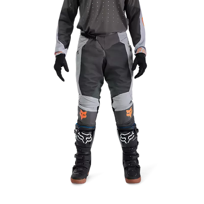 Motorradfahrer mit Ranger Air Offroad Hose in Zinngrau, kombiniert mit Stiefeln und Handschuhen.