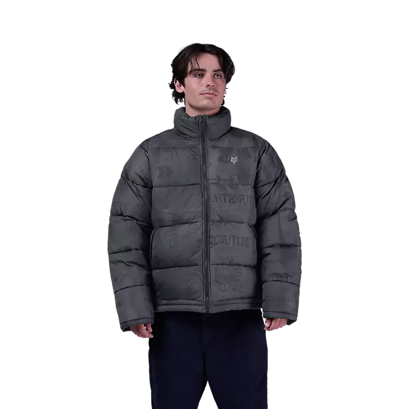 Person trägt eine dunkle Ridgeway Hi‑Loft Steppjacke aus Cordura‑Nylon Ripstop mit Kapuze.