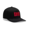 Schwarze Flexfit Cap mit rotem, gesticktem FOX-Logo auf der Vorderseite.