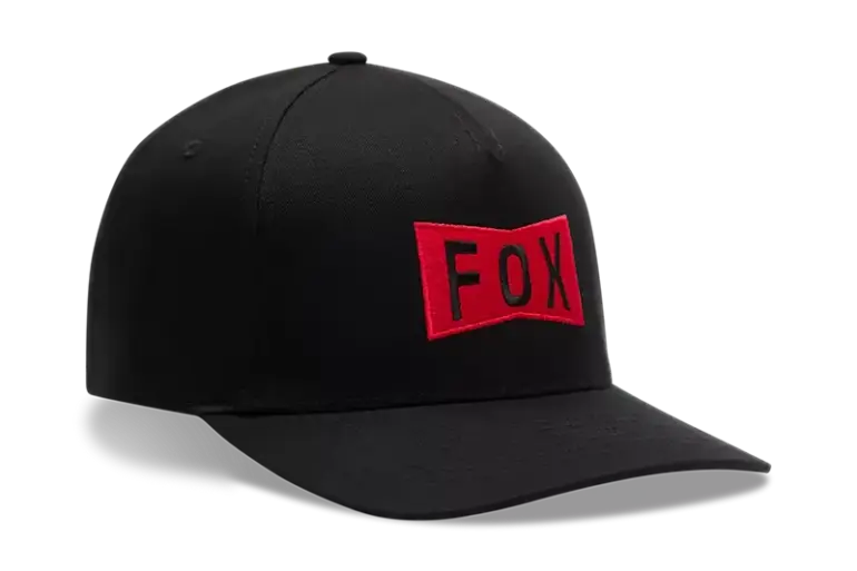 Schwarze Flexfit Cap mit rotem, gesticktem FOX-Logo auf der Vorderseite.