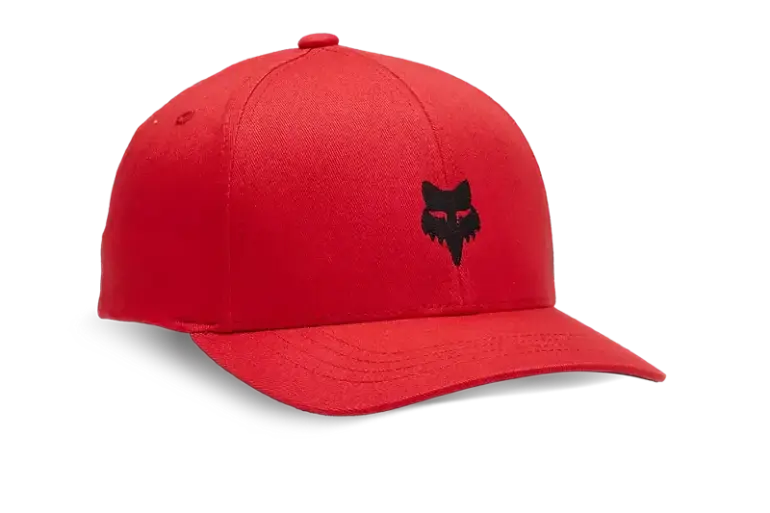 Rote Snapback-Kappe mit mittigem schwarzen Logo und gebogenem Schirm.