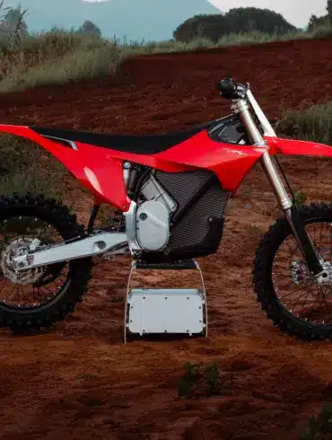 Seitenansicht des Stark VARG Elektromotorrads auf einer Offroad-Strecke