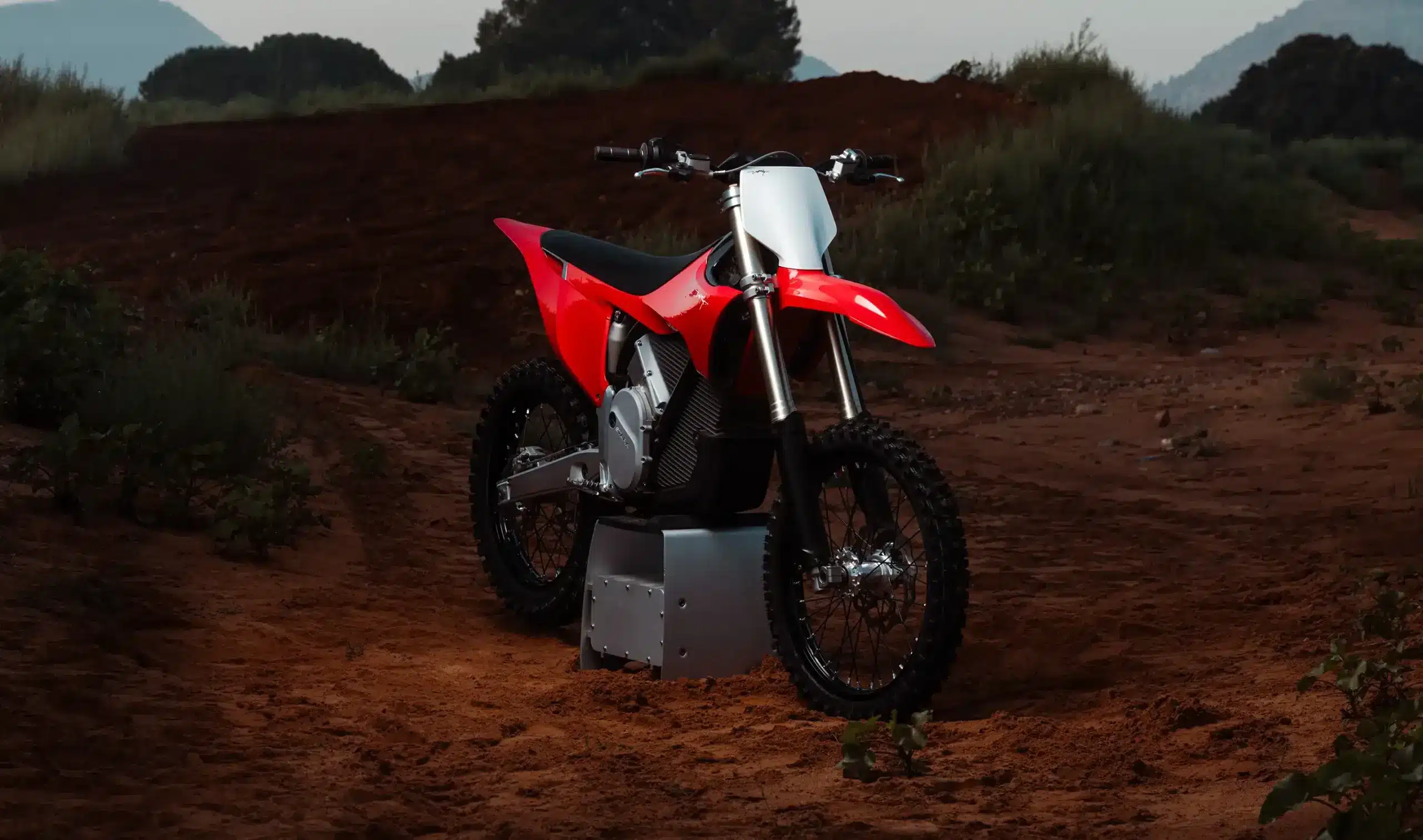 Das Stark VARG Elektromotorrad steht auf einer Offroad-Strecke und präsentiert sich mit moderner Motocross-Optik.