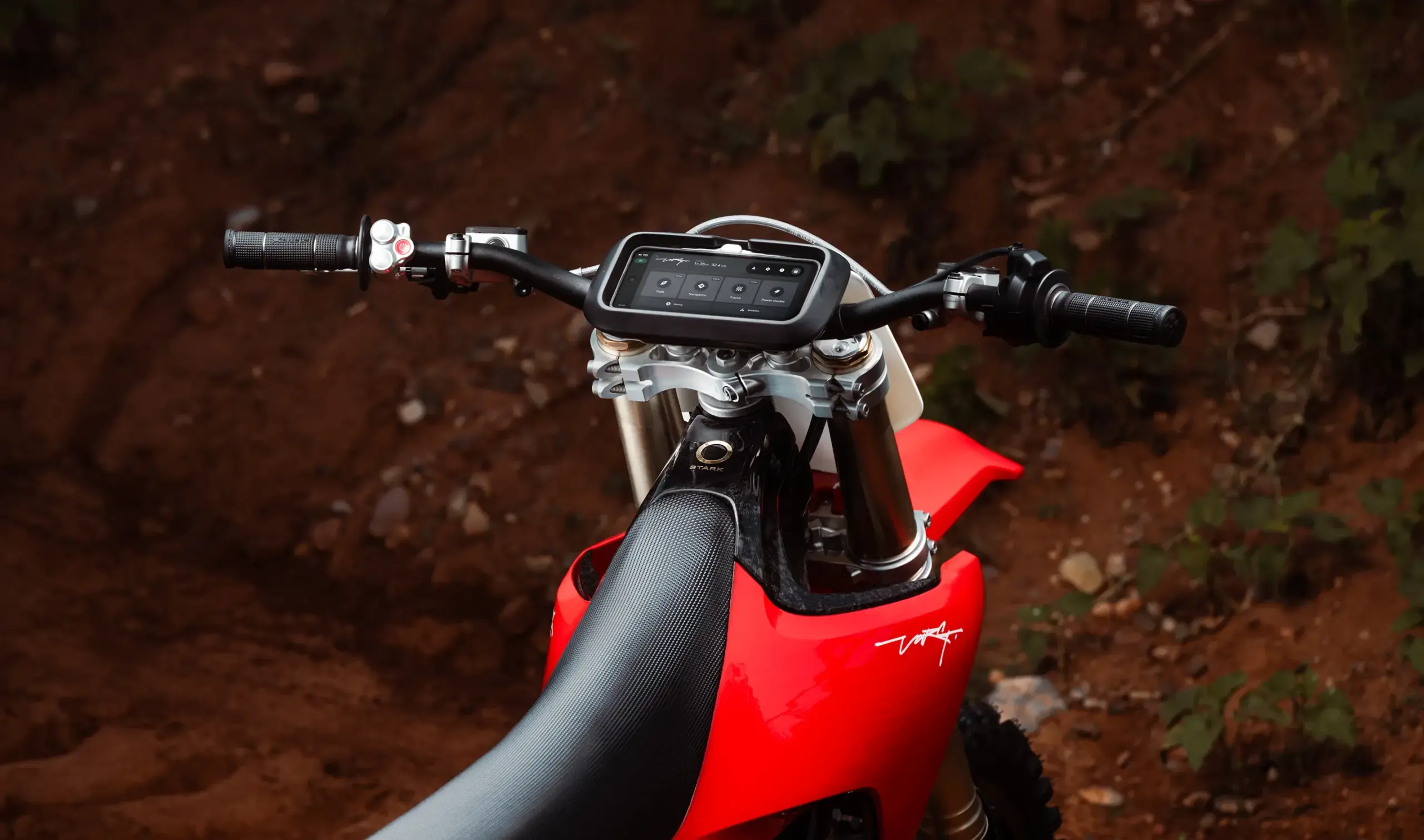 Lenker und Display eines Stark VARG Elektromotorrads im Offroad-Einsatz