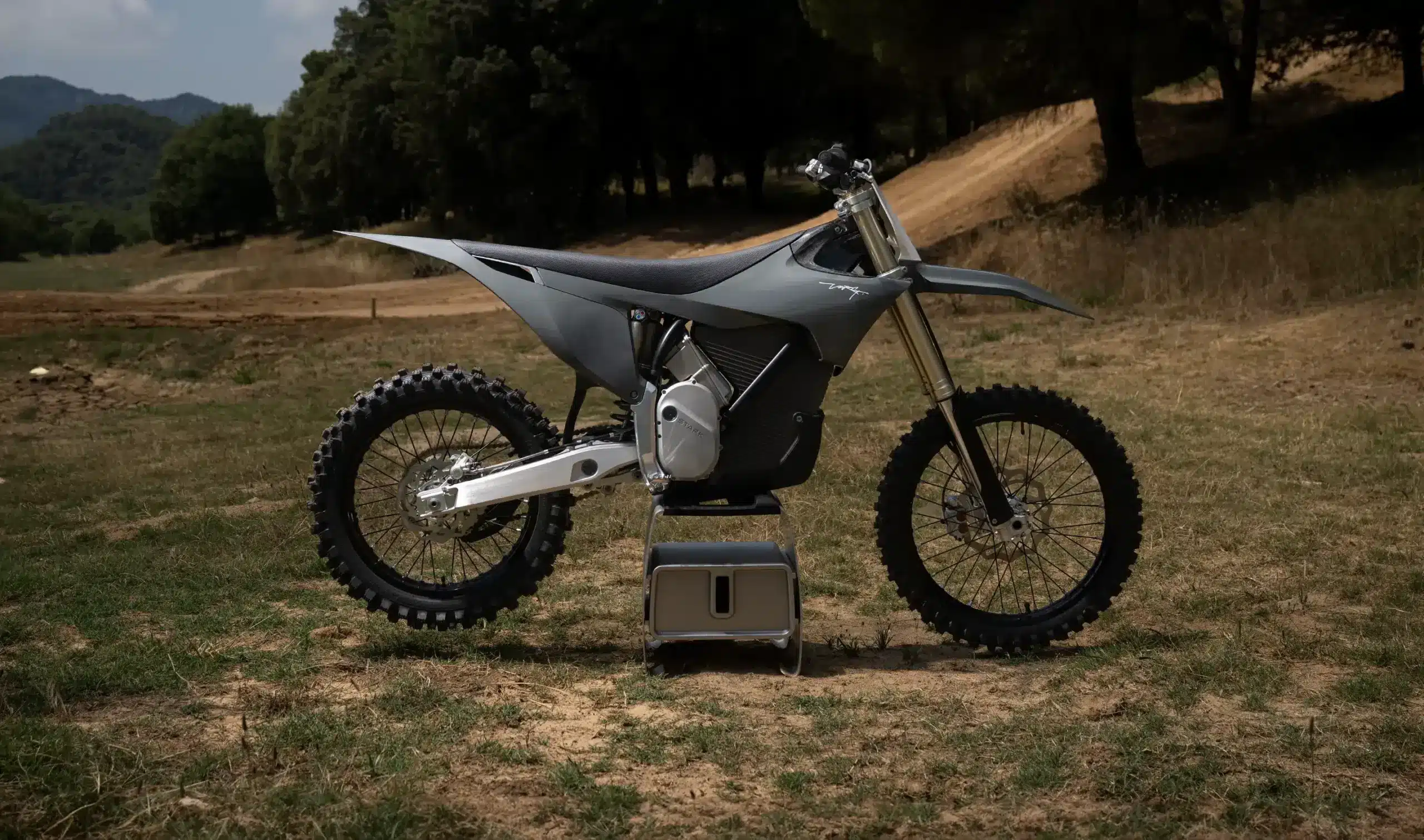 Seitliche Ansicht einer Stark VARG, einem elektrischen Motocross-Motorrad, auf einer Offroad-Strecke