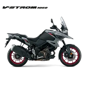 Seitenansicht der Suzuki V-Strom 1050 in Grau mit roten Felgen, prominent gezeigt vor weißem Hintergrund.