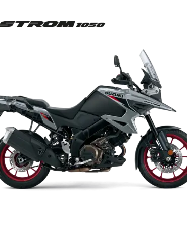 Seitenansicht der Suzuki V-Strom 1050 in Grau mit roten Felgen, prominent gezeigt vor weißem Hintergrund.