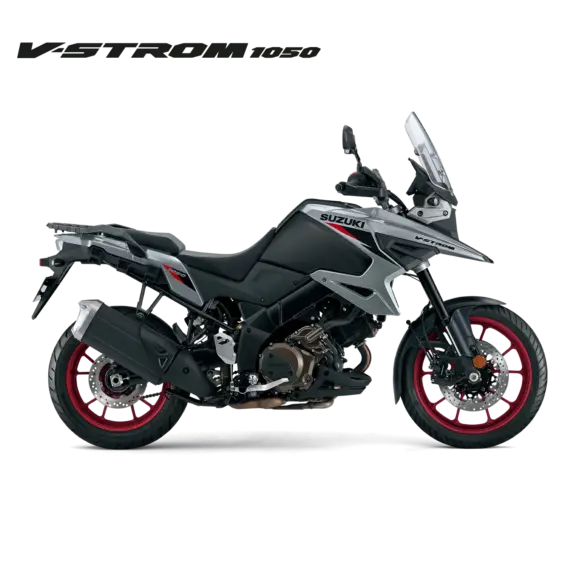 Seitenansicht der Suzuki V-Strom 1050 in Grau mit roten Felgen, prominent gezeigt vor weißem Hintergrund.