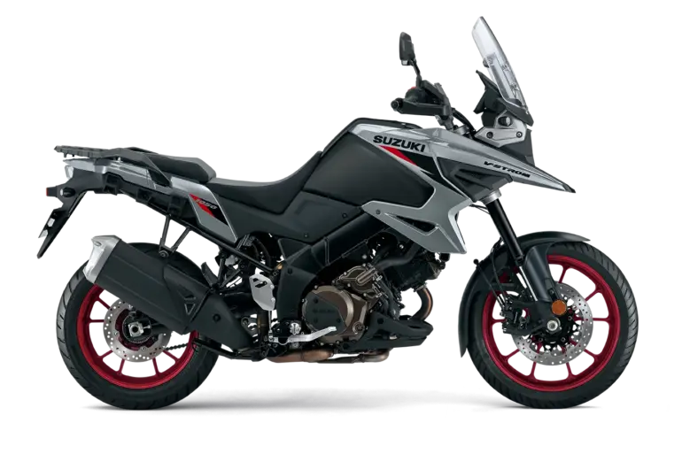 Seitenansicht der Suzuki V-Strom 1050 in Grau mit roten Felgen, prominent gezeigt vor weißem Hintergrund.