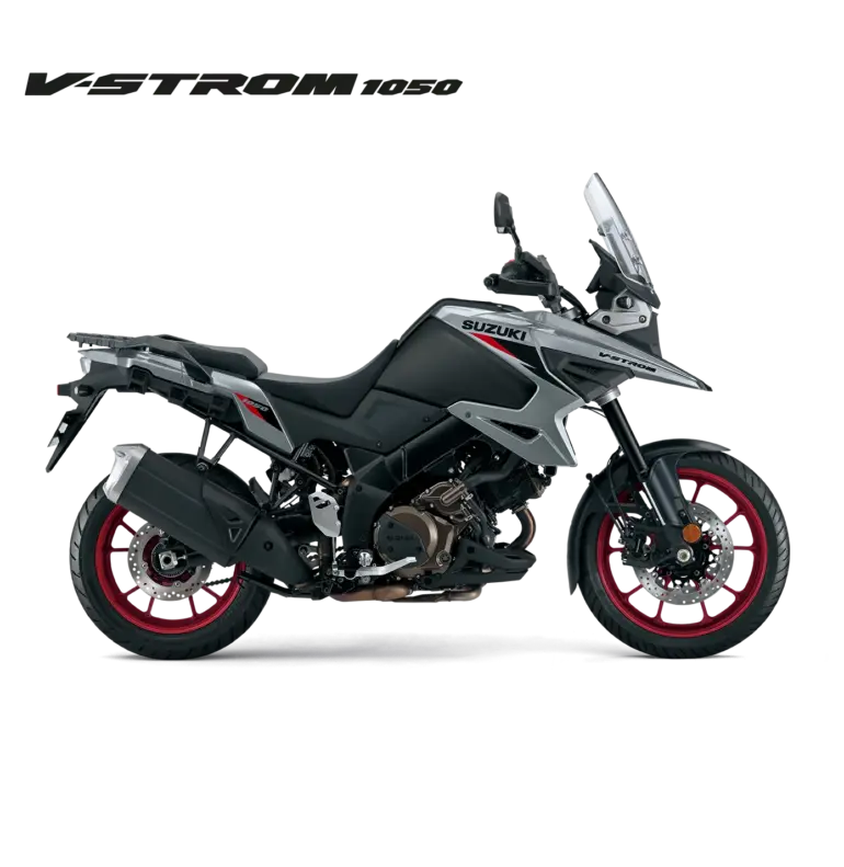 Seitenansicht der Suzuki V-Strom 1050 in Grau mit roten Felgen, prominent gezeigt vor weißem Hintergrund.