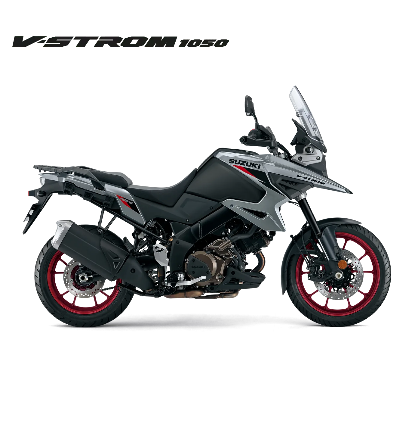 Seitenansicht der Suzuki V-Strom 1050 in Grau mit roten Felgen, prominent gezeigt vor weißem Hintergrund.