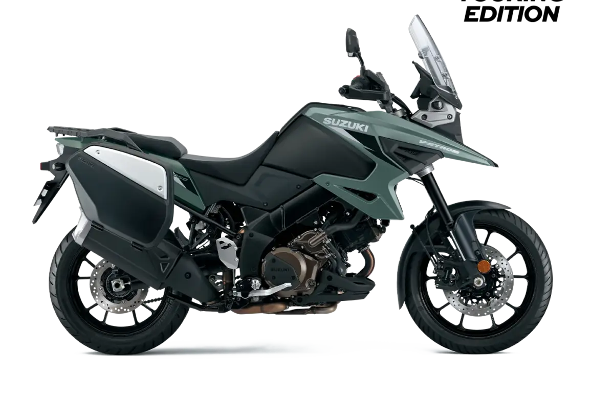 Seitenansicht der Suzuki V-Strom 1050 Touring Edition mit montierten Seitenkoffern.