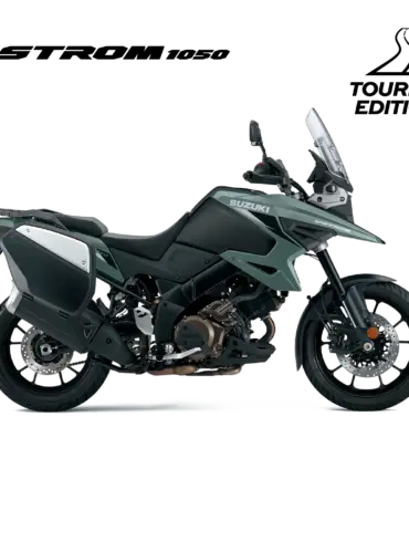Seitenansicht der Suzuki V-Strom 1050 Touring Edition mit montierten Seitenkoffern.