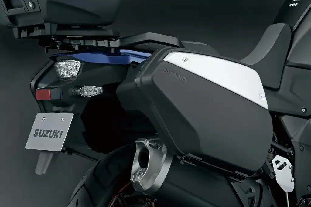 Schwarzer Seitenkoffer mit silberner Blende an einer Suzuki V-Strom 1050 Touring Edition