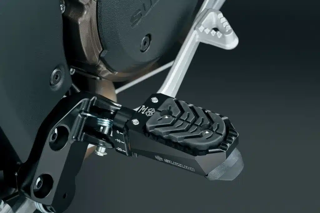 Robuste Enduro-Fußraste der Suzuki V-Strom 1050 Touring Edition mit breiter, rutschfester Auflagefläche
