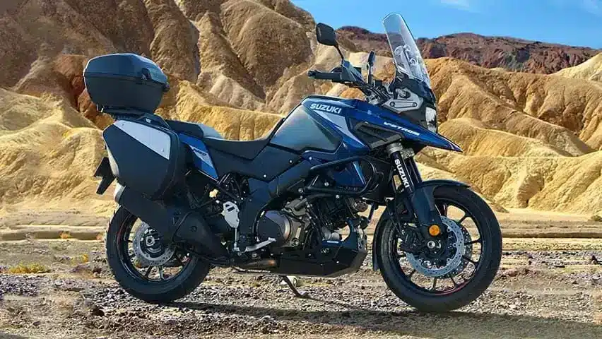 Suzuki V-Strom 1050 Touring Edition, ausgestattet mit Seitenkoffern und Topcase, steht in einer Wüstenlandschaft