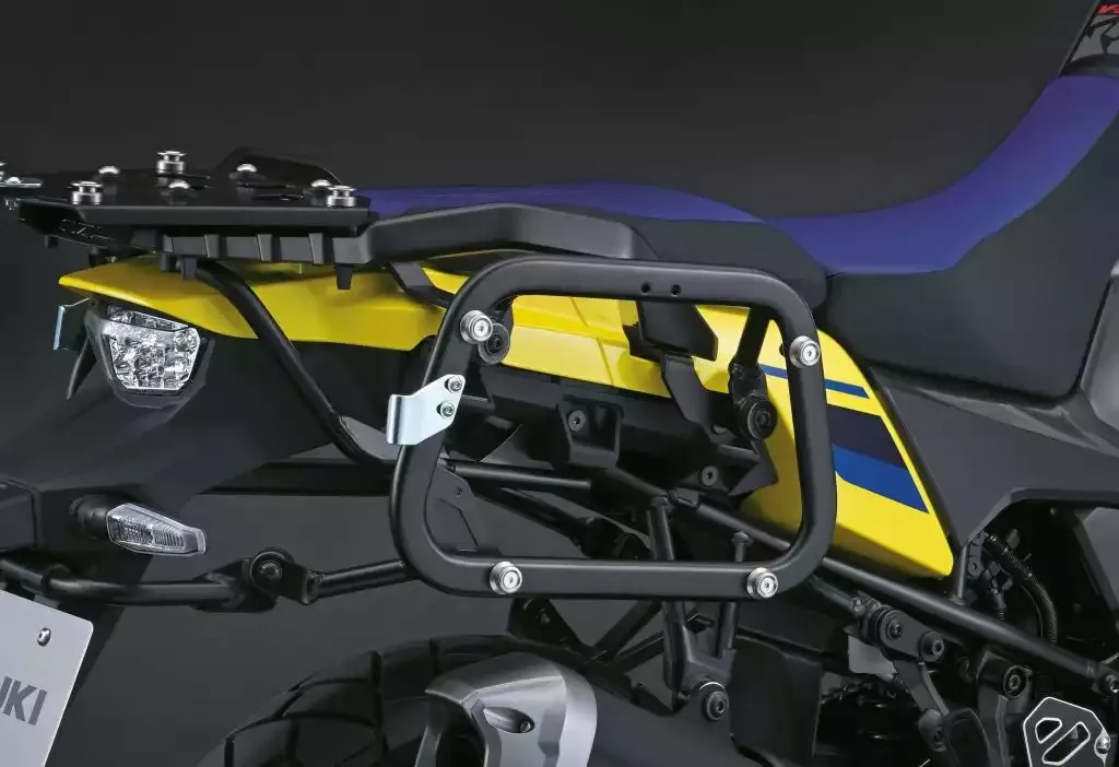 Detailfoto vom Gepäckträger und seitlichen Kofferhalter der Suzuki V-Strom 1050DE Travel Edition.
