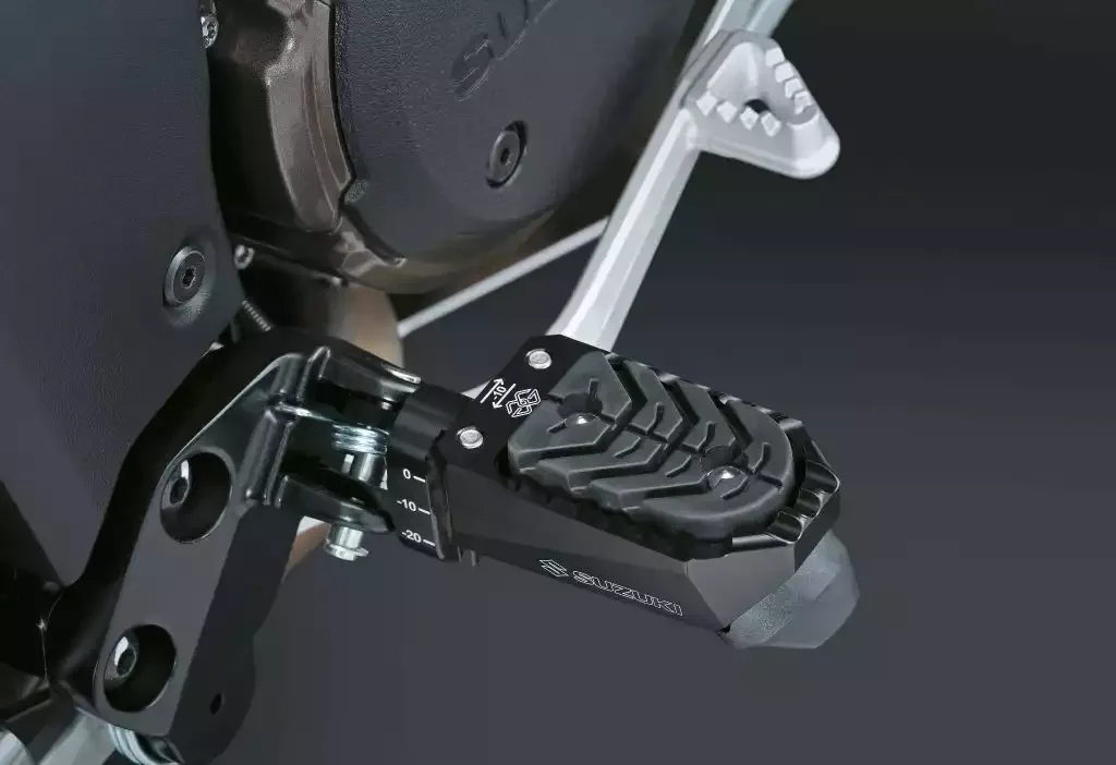 Verstellbare Fußraste der Suzuki V-Strom 1050DE aus Stahl für besseren Stand beim Offroad-Einsatz.