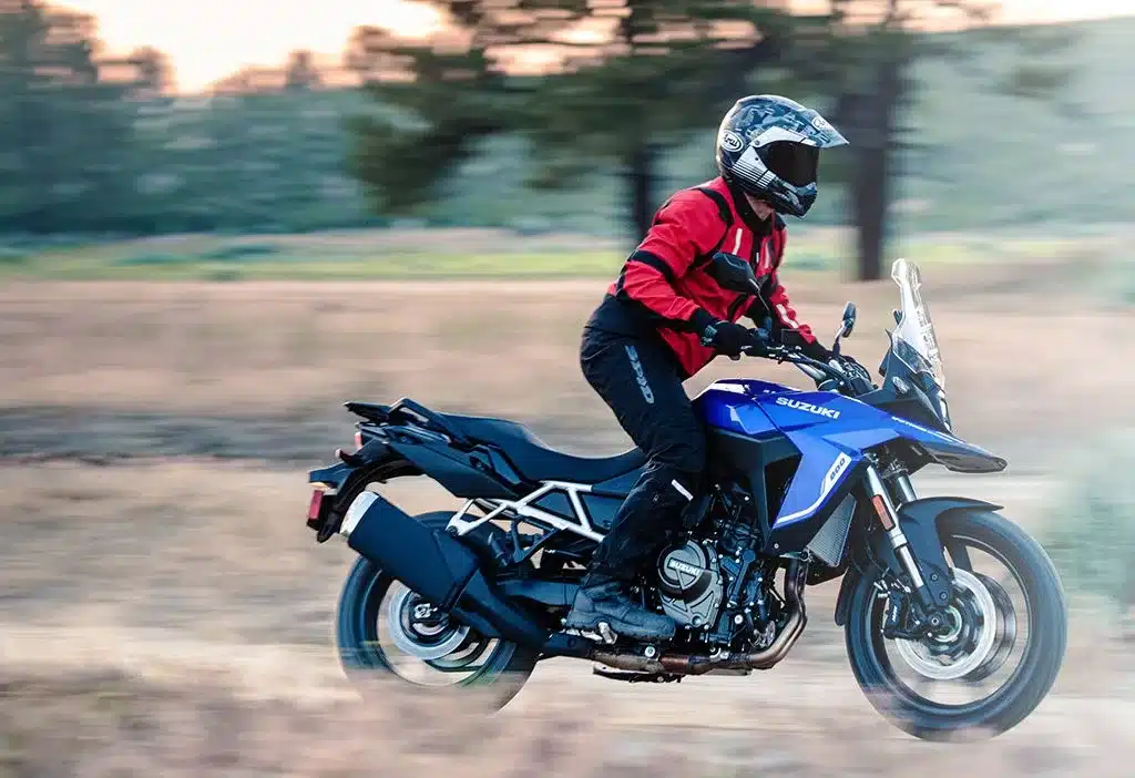 Suzuki V-Strom 800 Adventure-Bike mit Fahrer bei leichter Geländefahrt