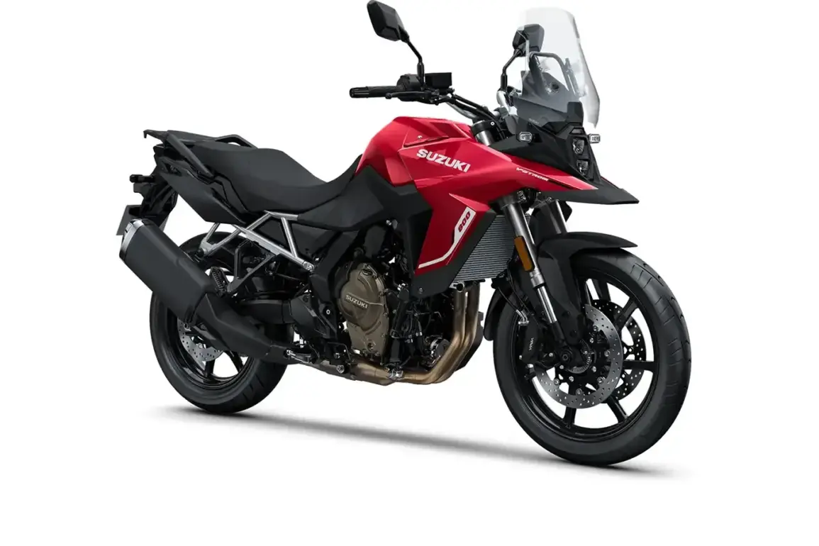 Suzuki V-Strom 800 Power Edition in roter Lackierung mit Windschild, gut sichtbar von rechts vorne.