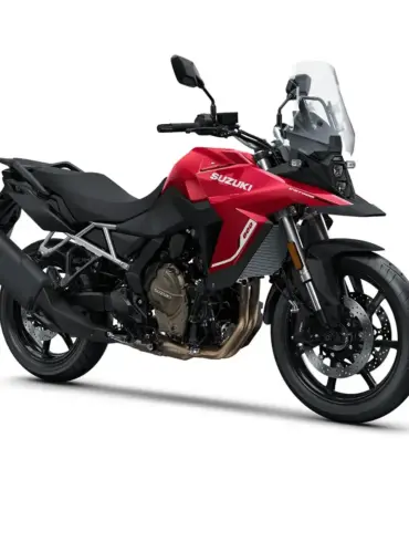 Suzuki V-Strom 800 Power Edition in roter Lackierung mit Windschild, gut sichtbar von rechts vorne.