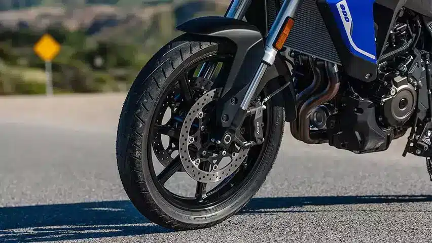 Vorderrad mit Scheibenbremse und Upside-down-Gabel der Suzuki V-Strom 800 Power Edition auf Asphalt