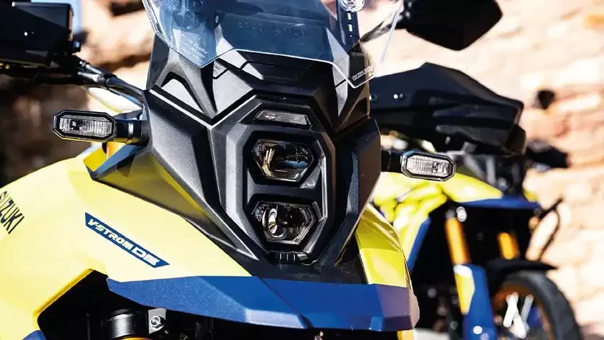 Frontansicht mit LED-Scheinwerfer der Suzuki V-Strom 800DE Power Edition in Gelb-Blau.