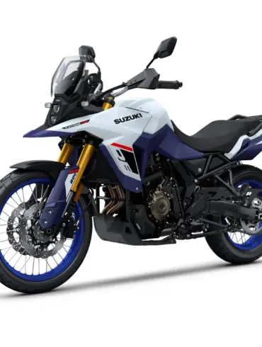 Suzuki V-Strom 800DE Motorrad in weiß-blauer Lackierung, seitliche Ansicht auf Studiomotiv.