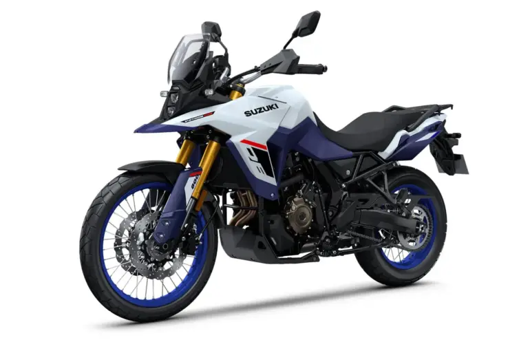 Suzuki V-Strom 800DE Motorrad in weiß-blauer Lackierung, seitliche Ansicht auf Studiomotiv.