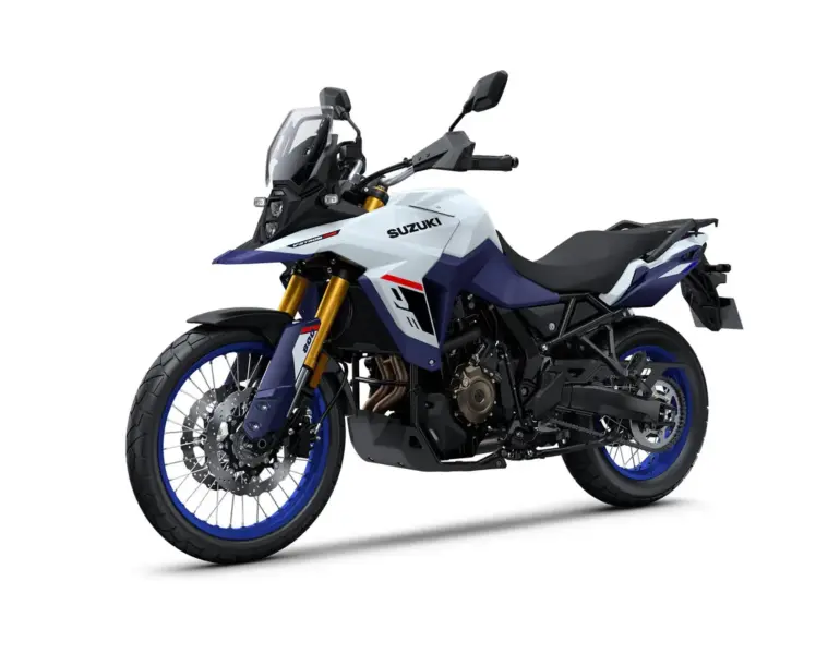 Suzuki V-Strom 800DE Motorrad in weiß-blauer Lackierung, seitliche Ansicht auf Studiomotiv.