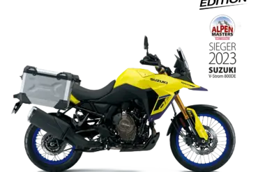 Seitenansicht der Suzuki V-Strom 800DE Travel Edition mit Aluminium-Seitenkoffern.