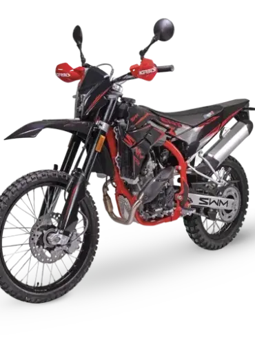 SWM RS 125 R Enduro-Motorrad in Schwarz-Rot, Seitenansicht auf weißem Hintergrund
