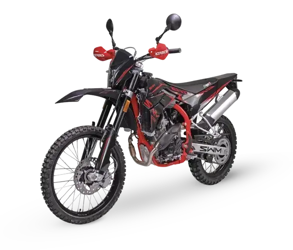 SWM RS 125 R Enduro-Motorrad in Schwarz-Rot, Seitenansicht auf weißem Hintergrund