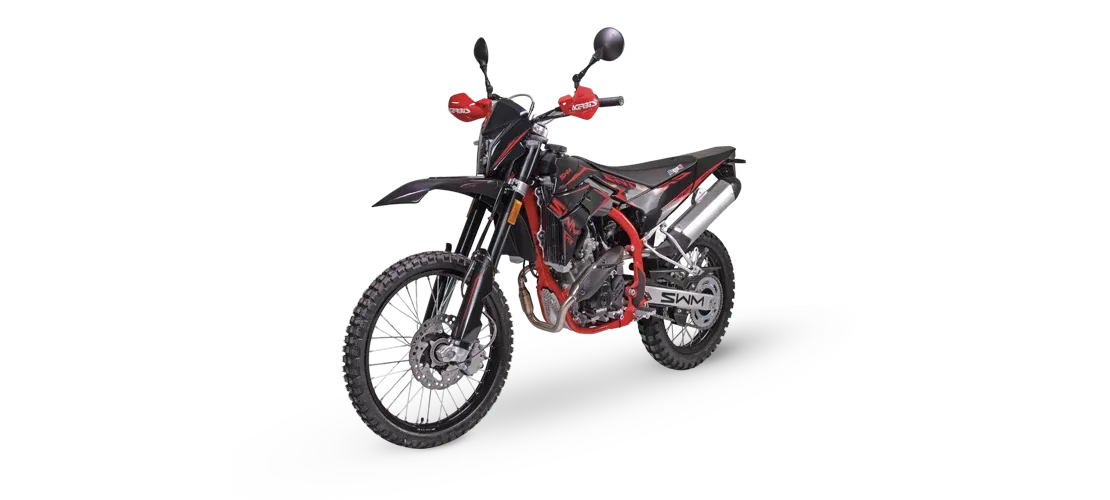 SWM RS 125 R Enduro-Motorrad in Schwarz-Rot, Seitenansicht auf weißem Hintergrund