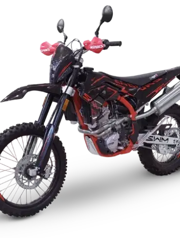 SWM RS 500 R Enduro-Motorrad in Schwarz-Rot mit grobstolliger Bereifung und LED-Lichtanlage