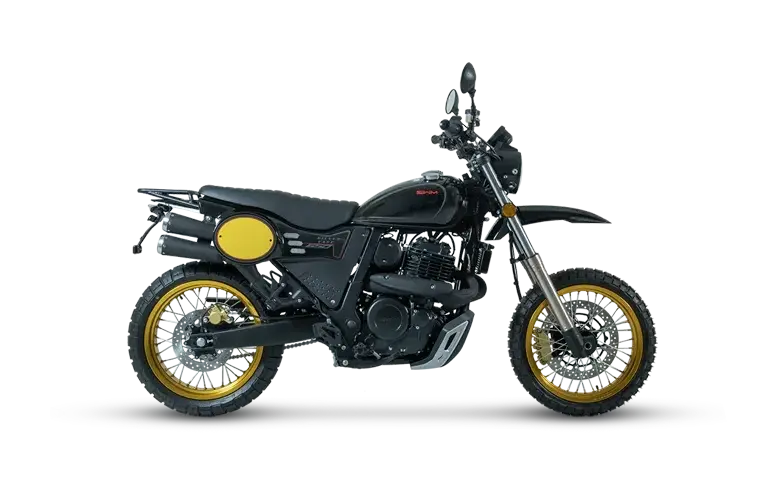 Seitenansicht der SWM Silver Vase 650 Scrambler mit gelben Felgenringen.