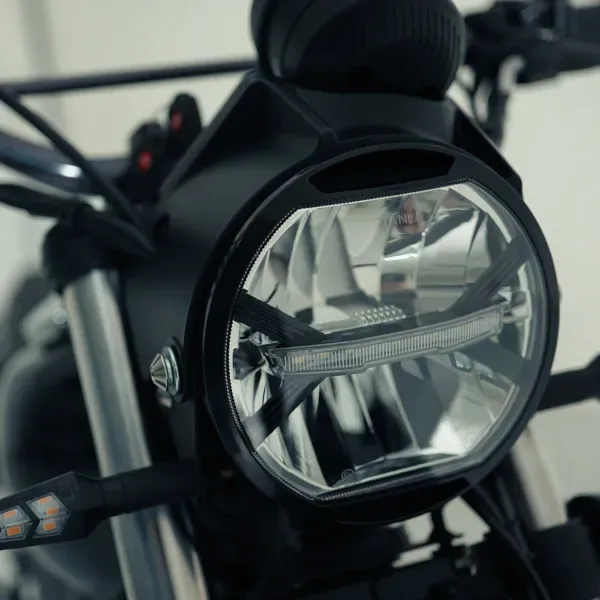 Nahaufnahme des Frontscheinwerfers einer SWM Silver Vase 650 mit LED-Technik