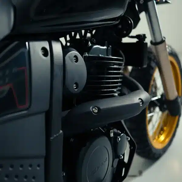 Detailansicht Motor und Vorderrad der SWM Silver Vase 650 Scrambler