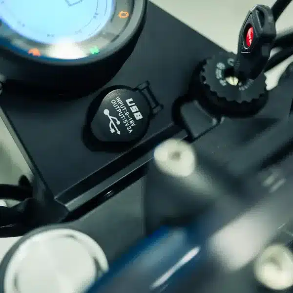 Cockpit der SWM Silver Vase T 650 mit USB-Anschluss und Zündschlüssel