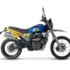 Seitenansicht der SWM SIX6 650 SuperSix mit blau-gelbem Tank, hochgelegtem Auspuff und grobstolligen Reifen.