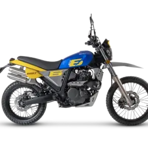 Seitenansicht der SWM SIX6 650 SuperSix mit blau-gelbem Tank, hochgelegtem Auspuff und grobstolligen Reifen.