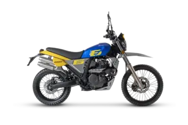Seitenansicht der SWM SIX6 650 SuperSix mit blau-gelbem Tank, hochgelegtem Auspuff und grobstolligen Reifen.