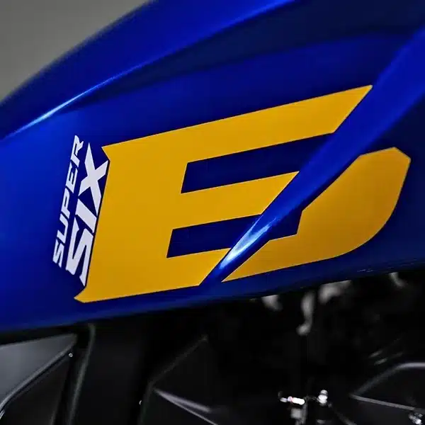 SuperSix-Schriftzug mit gelbem E auf blauem Motorrad-Tank der SWM SIX6 650