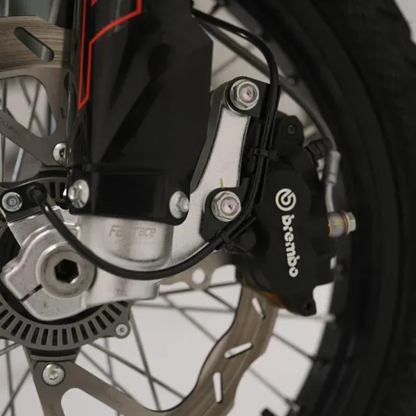 Vorderradbremse mit Brembo-Bremssattel und Speichenrad an der SWM Superdual T