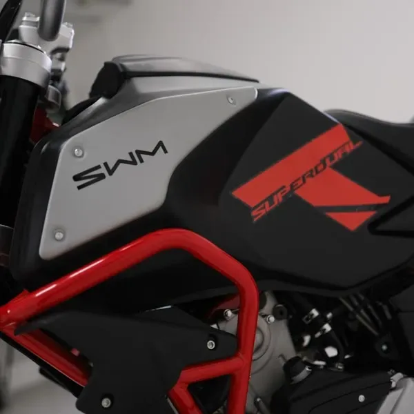 Detailansicht des Tanks und Rahmens der SWM Superdual T Reiseenduro