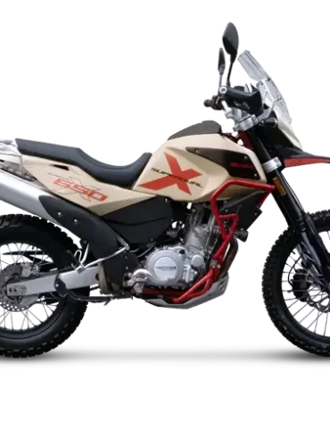 SWM Superdual X Motorrad, Seitenansicht, beige-rote Lackierung, Enduro-Bereifung, robustes Fahrwerk.