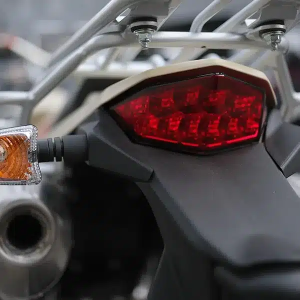 SWM Superdual X Rückansicht mit LED-Rücklicht, Blinker und Gepäckträger.